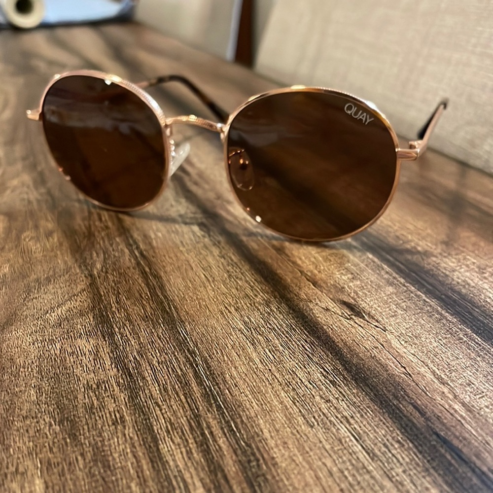 Quay sunglasses - round with gold rim, like new